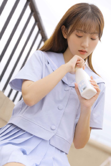 男友抓住我的奶下身挺进来小说